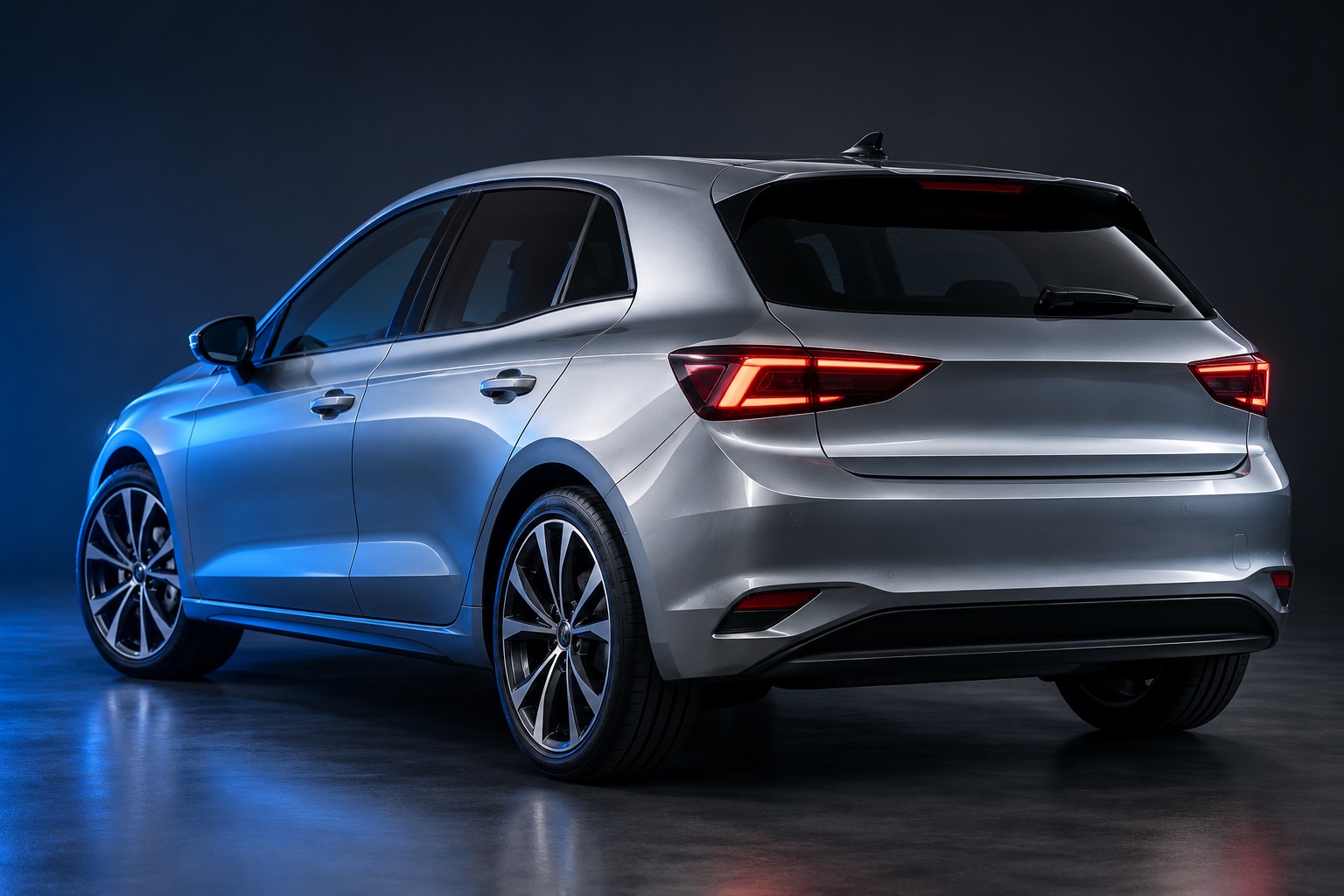 Silbernes Fahrzeug in einer dunklen Studioaufnahme mit Electric-Blue-Lichtakzenten